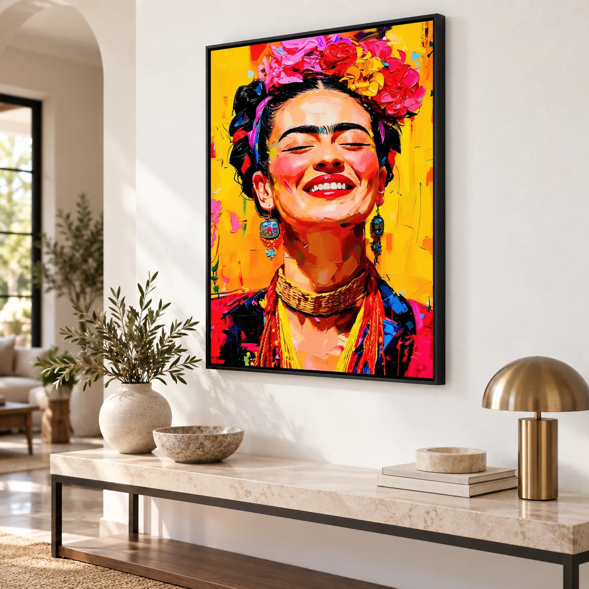 Portrait artistique de Frida Kahlo souriante, yeux fermés et couronnée de fleurs
