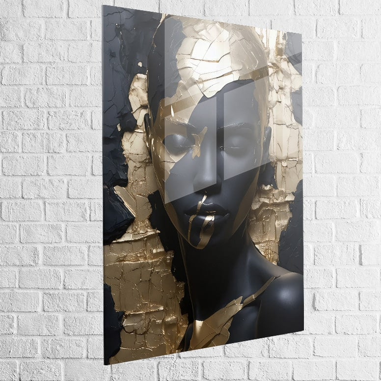 Décoration murale femme stylisée avec effet doré et texture craquelée