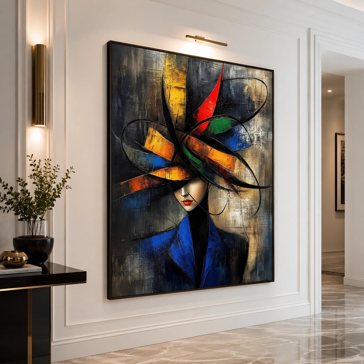 Tableau Femme au Chapeau Abstrait Coloré dans un salon moderne
