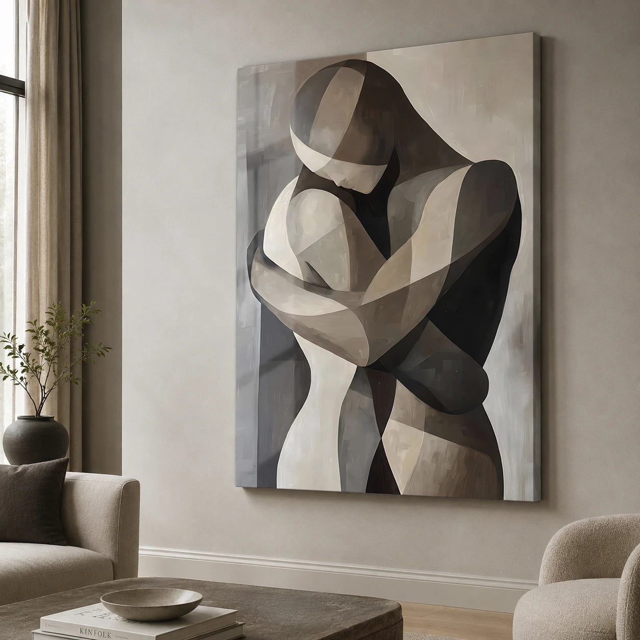 Tableau couple enlacé avec cadre flottant blanc dans un intérieur beige