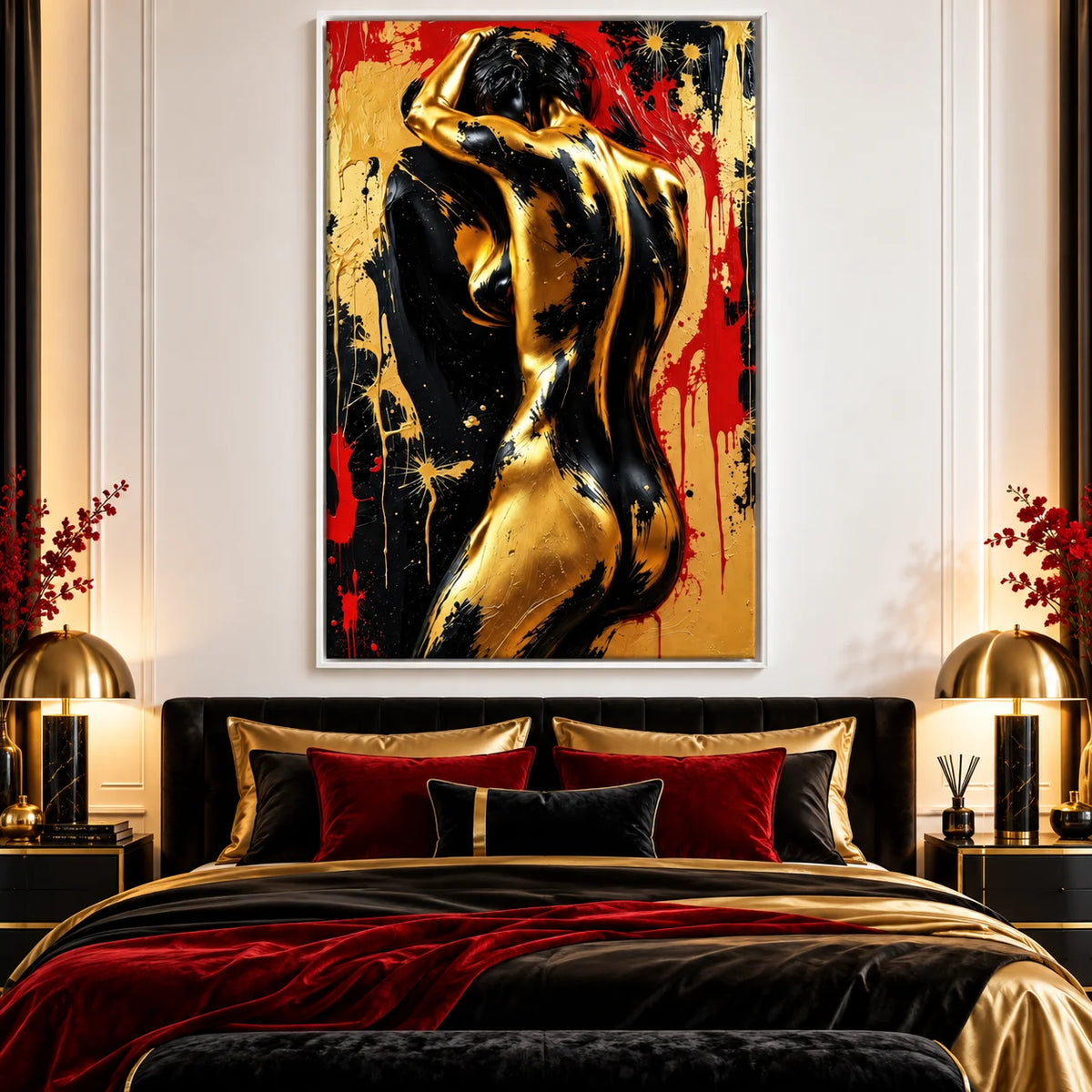 Tableau femme en or et noir dans une chambre contemporaine
