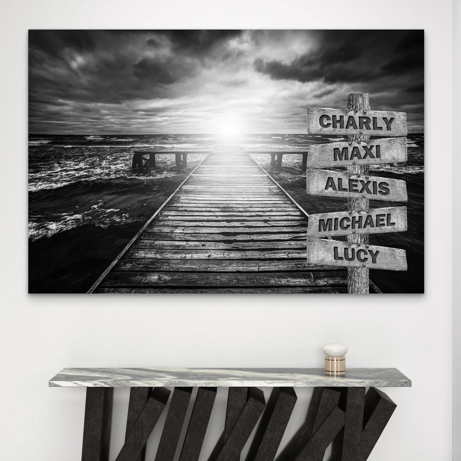 Tableau personnalisé noir et blanc avec prénoms sur chemin en bois