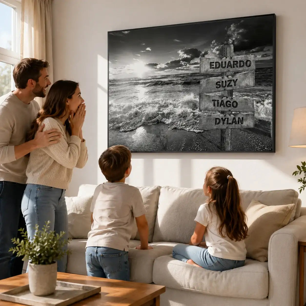 Impression sur toile noir et blanc représentant un panneau indicateur en bois vieilli avec quatre noms gravés, sur fond de coucher de soleil sur l’océan.