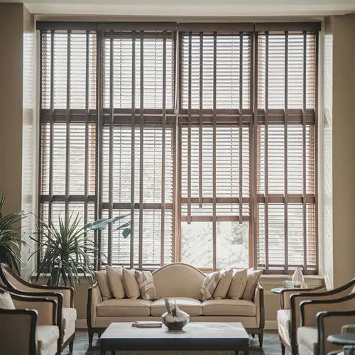 Les stores vénitiens: un atout déco pour habiller vos fenêtres avec élégance