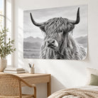 Affiche Vache Écossaise noir et blanc dans un intérieur scandinave avec mobilier en bois clair