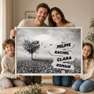 Famille heureuse tenant un tableau personnalisé avec leurs prénoms