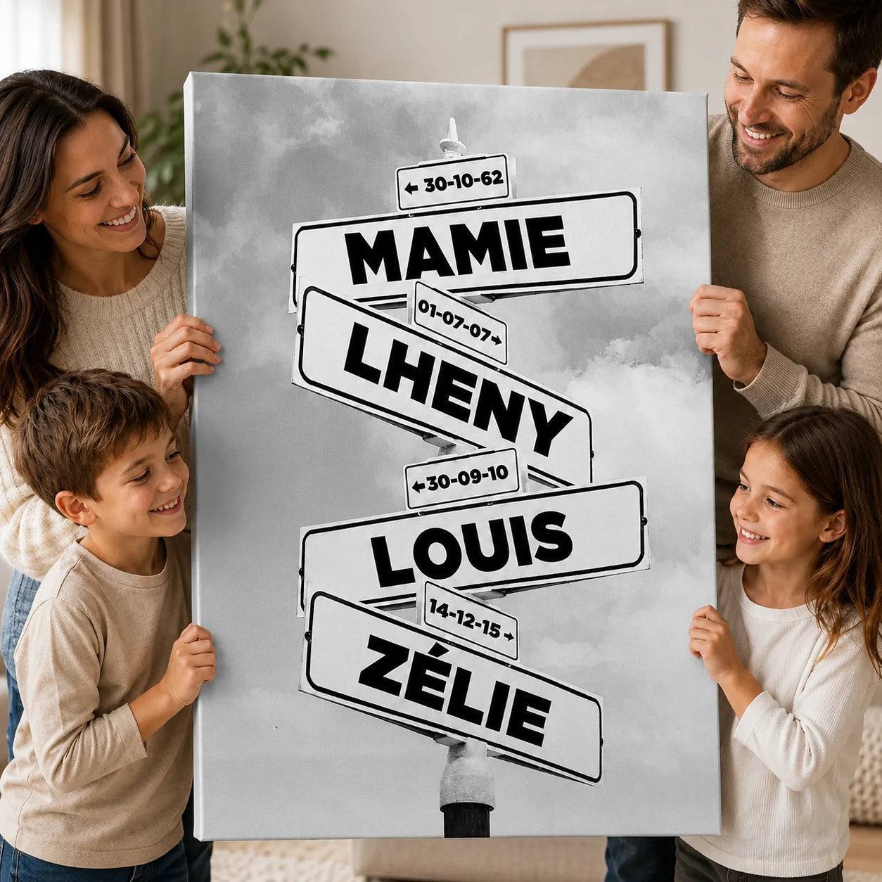 Famille tenant un tableau personnalisé avec prénoms