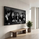 Illustration James Bond – La Partie, hommes en smoking autour d’une table de poker