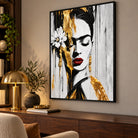 Portrait artistique de Frida Kahlo en noir et blanc avec une fleur blanche et des touches d’or