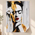 Portrait de Frida Kahlo aux détails dorés, présenté en vue légèrement de côté