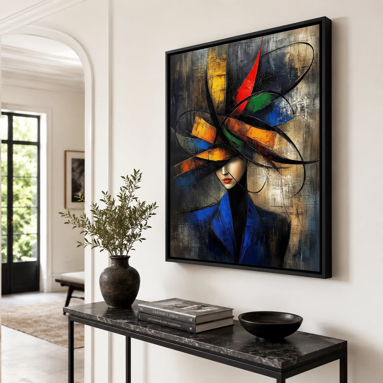 Portrait de femme élégante avec grand chapeau abstrait multicolore
