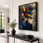 Portrait de femme élégante avec grand chapeau abstrait multicolore