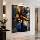 Tableau Femme au Chapeau Abstrait Coloré dans un salon moderne
