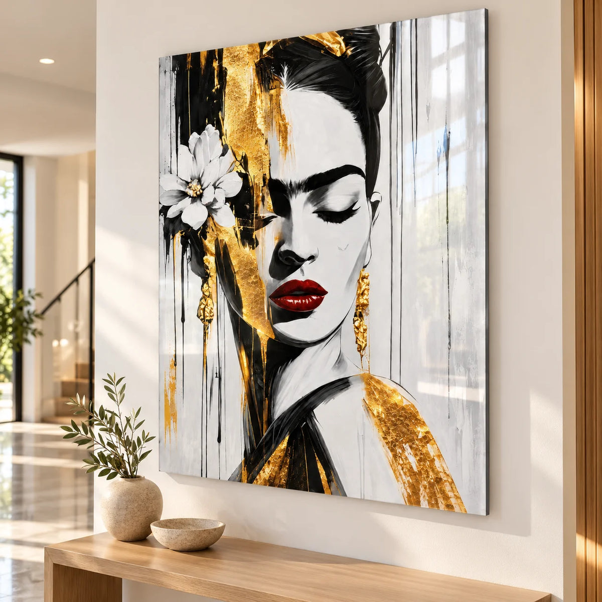 Tableau Frida Kahlo aux accents dorés présenté dans un salon contemporain