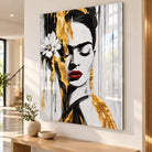 Tableau Frida Kahlo aux accents dorés présenté dans un salon contemporain