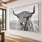 Tableau Vache Highland sur toile tendue dans un salon moderne