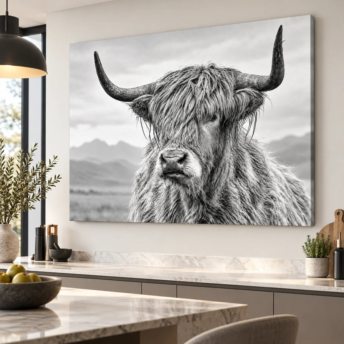 Tableau Vache Highland sur toile tendue dans un salon moderne aux tons beige et blanc
