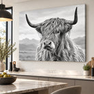 Tableau Vache Highland sur toile tendue dans un salon moderne aux tons beige et blanc