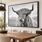 Tableau Vache Écossaise noir et blanc avec cadre flottant noir dans un salon contemporain