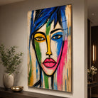 Tableau femme abstrait coloré en Plexiglas avec effet brillant dans une entrée moderne