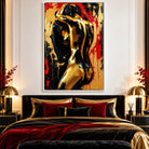 Tableau femme en or et noir dans une chambre contemporaine