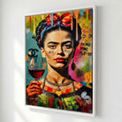 Tableau graffiti Frida Kahlo coloré dans une chambre moderne et artistique.