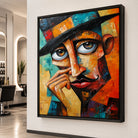 Tableau homme au chapeau avec cadre flottant noir sur mur clair