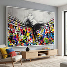 Tableau street art enfant devant un mur de graffitis