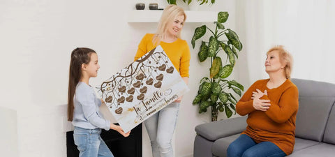 un tableau déco encadré présentant un dessin d’arbre en noir et blanc avec des glands marron et le texte the handle en écriture cursive élégante, idéal pour décorer votre intérieur.