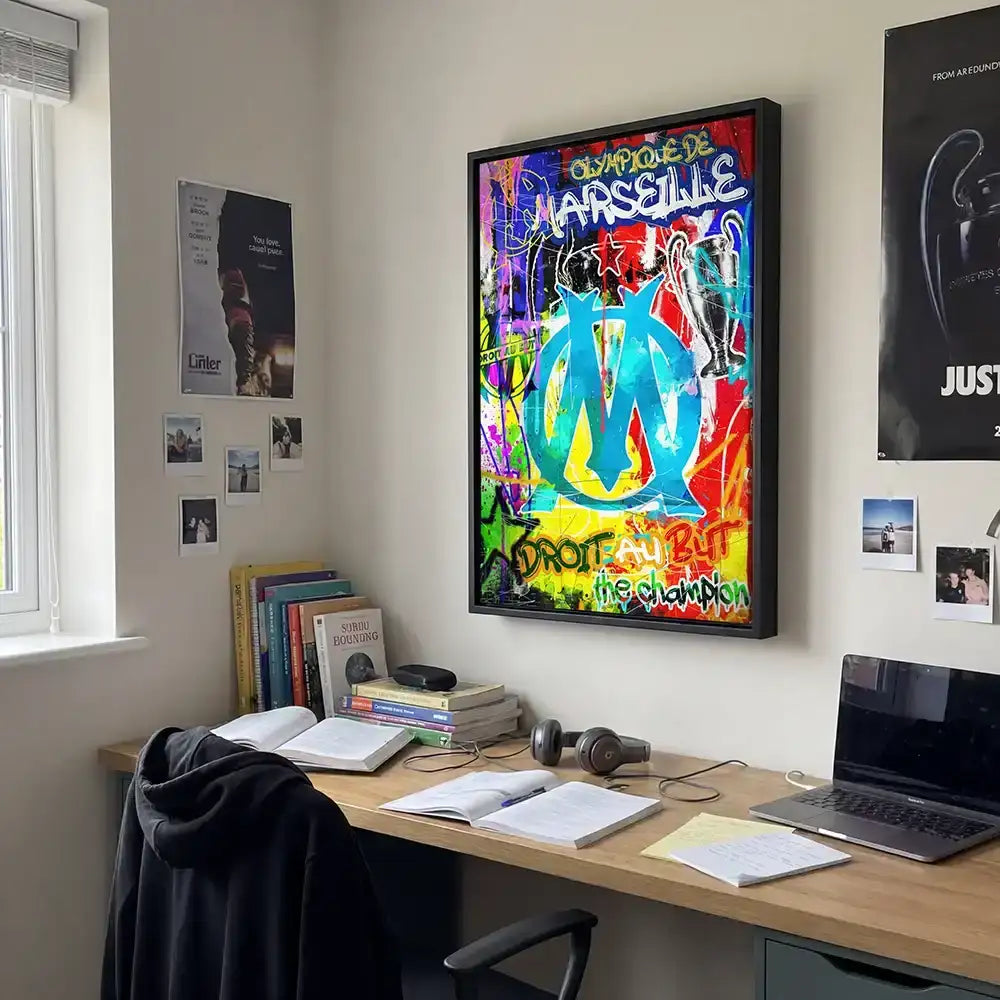 Affiche encadrée de style graffiti vibrant mettant en vedette le logo de l'Olympique de Marseille en bleu et jaune audacieux, entouré d'effets de peinture en spray colorés.