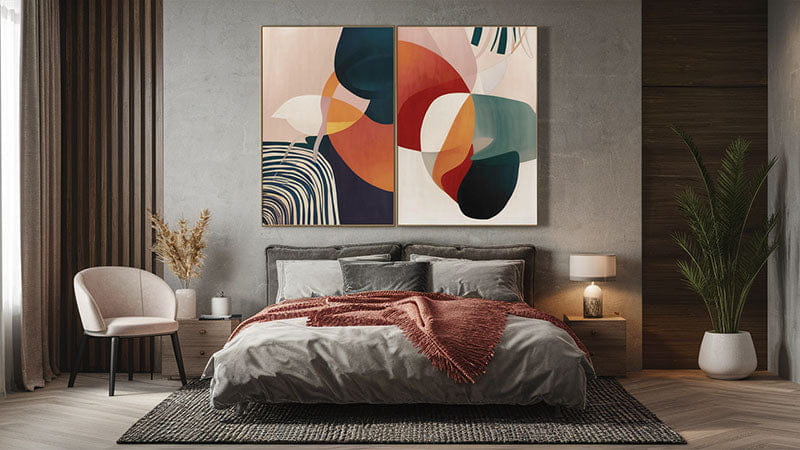 toile abstraite à deux panneaux avec formes géométriques audacieuses superposées en tons doux d’orange, de bleu sarcelle, de bleu marine et de crème sur un fond neutre pour décorer sa chambre avec style