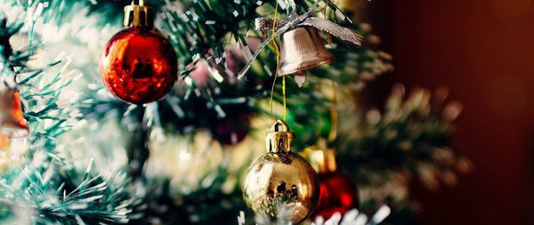 ornement de noël brillant rouge et or suspendu à une branche d’arbre pour idée cadeau pour noël