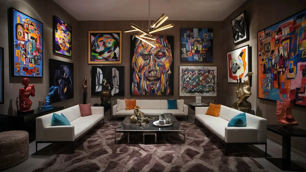 canapé d’angle blanc avec coussins décoratifs orange et bleu sarcelle illustrant un intérieur moderne pour un article sur comment trouver la meilleure œuvre abstraite pour vous