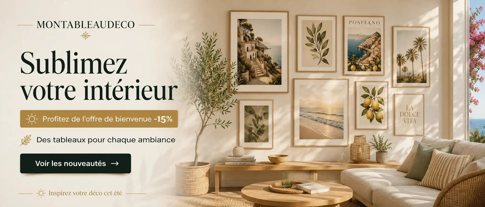 Une collection de pièces d’art encadrées aux thèmes de la nature et du littoral, exposées dans une composition de mur de galerie aux tons chauds.