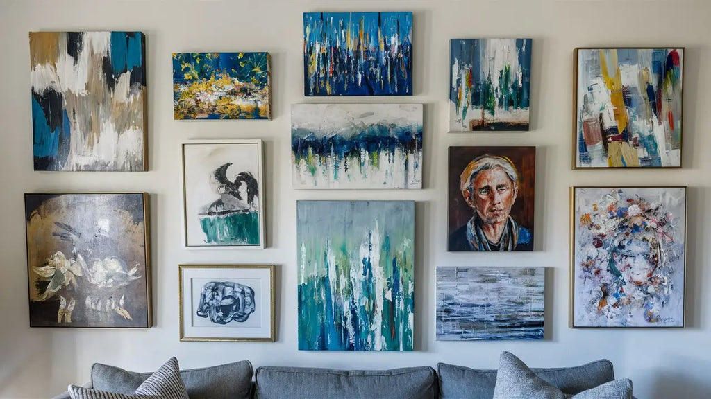 une collection de peintures abstraites et de portraits encadrés avec des coups de pinceau texturés dans des tons vibrants de bleu, vert, blanc et couleurs terre pour décorer sa maison avec des toiles uniques.
