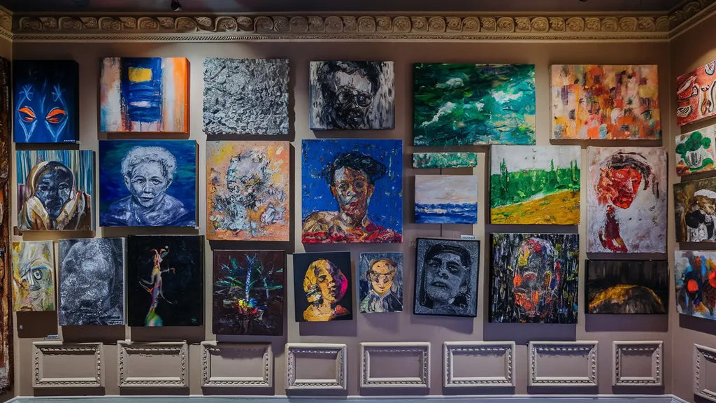 une collection de tableaux assortis en toile vibrante et texturée présentant des portraits expressifs et des paysages abstraits en couleurs audacieuses perfect pour décorer un intérieur.