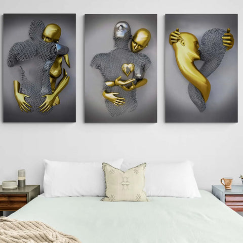 ensemble de trois panneaux de sculpture abstraite en métal doré et argenté représentant des figures humaines entrelacées pour décorer un salon coloré