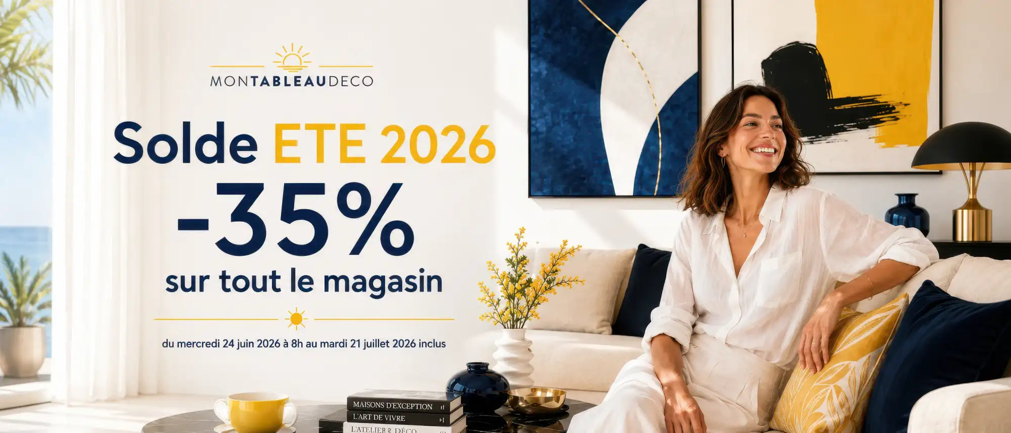 Une femme portant un chemisier blanc et un pantalon assorti est assise confortablement sur un canapé moderne, souriante chaleureusement.