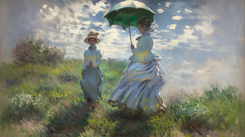 une femme en robe fluide bleu clair aux accents jaunes marche dans lherbe verte sous un ciel lumineux en tenant un parapluie vert vif dans un article intitulé lhistoire fascinante du tableau un voyage à travers le temps