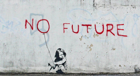 Gatekunstbilde inspirert av No Future med et barn og en rød ballong