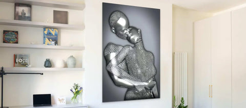 tableau déco noir et blanc présentant une sculpture texturée métallique représentant deux figures enlaçant pour embellir votre intérieur