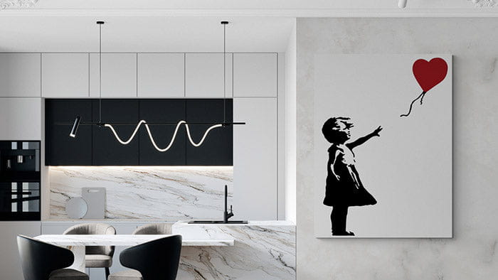 toile imprimée noire et rouge représentant un enfant atteignant un ballon en forme de cœur œuvre emblématique de banksy pour embellir votre salon