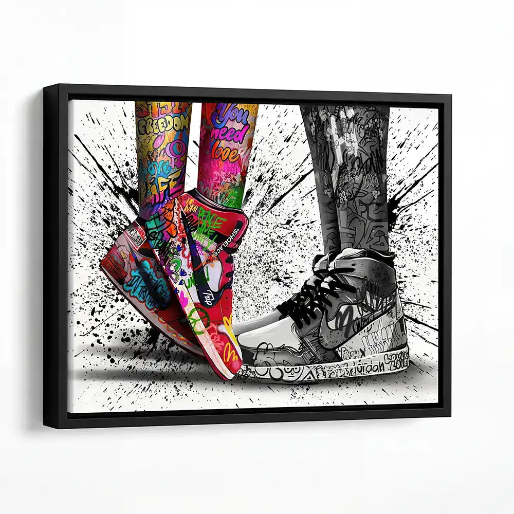 Une impression sur toile vibrante de style graffiti mettant en vedette une paire de baskets et de leggings colorés aux côtés d'une basket monochrome avec des détails d'art de rue intricés.