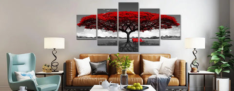 cinq panneaux de tableau mural avec un arbre rouge vif aux branches détaillées sur un paysage monochrome pour décorer un salon coloré.