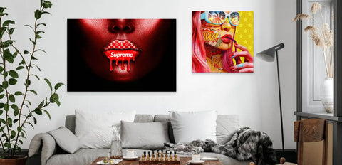 tableau décoratif avec des lèvres rouges et le logo supreme qui dégouline sur une toile pour choisir le tableau déco parfait pour votre intérieur
