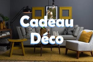 salon moderne avec canapé gris, coussins d’accent jaunes et mobilier en bois dans un article sur les idées cadeaux les plus populaires en ce moment