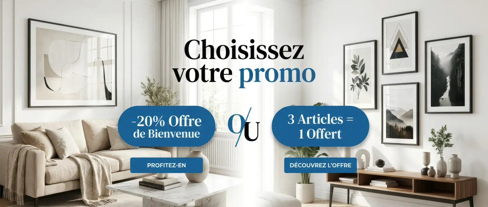 L’image montre un salon moderne et minimaliste, avec des meubles aux tons neutres et des œuvres encadrées accrochées aux murs.