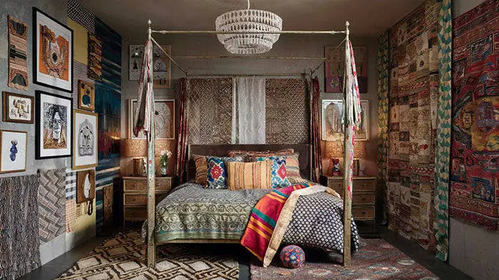 lit à baldaquin avec cadre en métal drapé de textiles à motifs et décoré de coussins colorés dans un article sur décorer sa chambre avec style conseils simples et efficaces