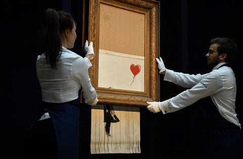 Dekorativt bilde inspirert av Love Is in the Bin med en rød ballong