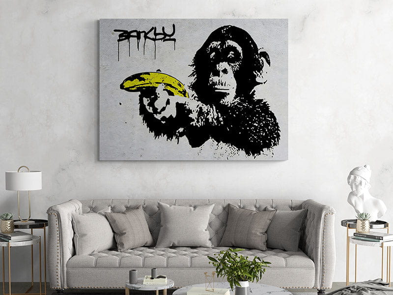 tableau noir et jaune style pochoir représentant un chimpanzé tenant une banane signé banksy pour embellir votre salon